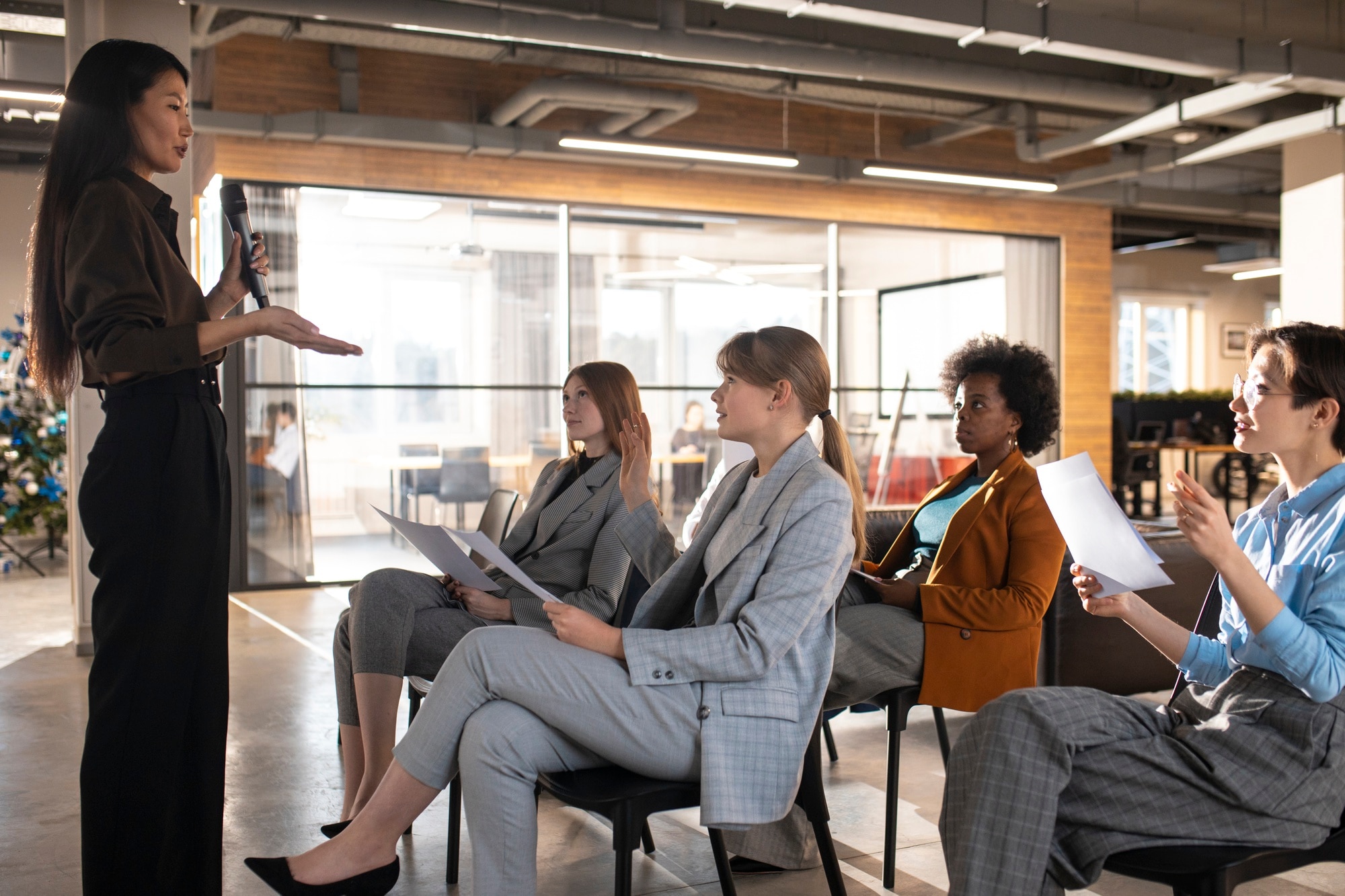 Profesional facilitando una sesión de trabajo ante un equipo reunido